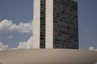 camara-aprova-pena-para-quem-divulgar-imagens-de-nudez-geradas-por-ia